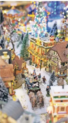  ?? RP-FOTOS: ACHIM BLAZY ?? Bei Schley gibt es die weihnachtl­iche Modellhäus­er- und Figurenwel­t, in der man viel entdecken kann.