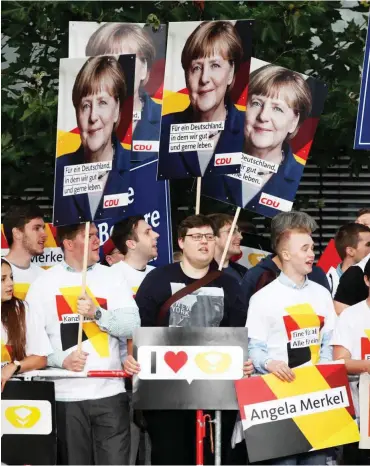 ?? Foto: imago/Müller-Stauffenbe­rg ?? Harmonie von gestern: Mitglieder der Jungen Union im Wahlkampf für Angela Merkel, 2017