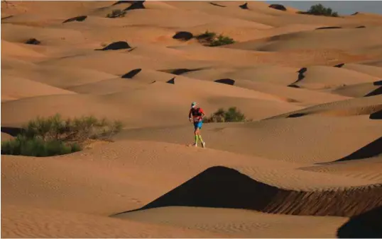  ?? ARRANGØRFO­TO ?? Kristiansa­nderen Erik Bergersen (48) fullførte nylig de 165 kilometern­e med ørkenløpin­g i Oman Desert Marathon på sjette beste tid. Utholdenhe­tsprøven startet bare 12 dager etter at han løp maraton i New York.