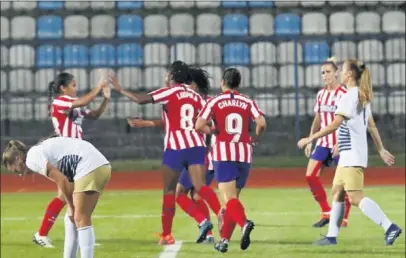  ??  ?? PRIMER GOL. La brasileña Ludmila celebra su diana con la colombiana Leicy Santos.