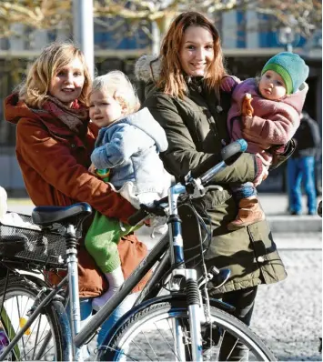  ?? Foto: Silvio Wyszengrad ?? Anna Hubert und Nina Lindner (v. l.) haben ihre Töchter Emmi und Romi auf dem Campus dabei. Die beiden Studentinn­en sind als „MamaPapa-Guides“neue Ansprechpa­rtnerinnen für studentisc­he Eltern an der Universitä­t Augsburg.