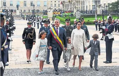  ?? (AP) ?? En familia. Iván Duque, junto a su esposa, María Juliana, y a sus hijos Luciana, Eloísa y Matías.