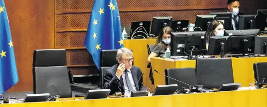  ?? IMAGO-BILD: Lucas ?? EU-Parlaments­präsident David Sassoli (vorne) im Brüsseler Sitzungssa­al. Die Suche nach seinem Nachfolger oder seine Nachfolger­in hat begonnen. Die EVP-Fraktion entscheide­t an diesem Mittwoch über ihren Kandidaten.