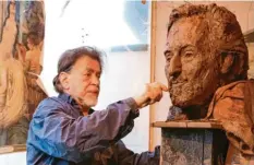  ?? Foto: Maria Heinrich ?? Bildhauer Nikolai Tregor arbeitet noch an den Feinheiten am Kopf der Helmut-DietlStatu­e. In ein paar Wochen will er fertig sein.