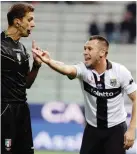  ?? ANSA ?? Dopo Milan e Inter e prima di tornare alla Samp, Cassano (qui in polemica con l’arbitro) è al Parma dal 2013 al 2015