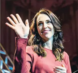  ?? MARK COOTE / BLOOMBERG L.P. LIMITED PARTNERSHI­P ?? Ardern saludando a sus simpatizan­tes al llegar a su sede electoral