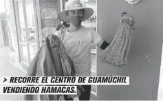  ??  ?? > RECORRE EL CENTRO DE GUAMÚCHIL VENDIENDO HAMACAS.