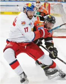  ?? Foto: imago ?? Geht in der kommenden DEL Saison für den ERC Ingolstadt auf Torjagd: Brett Olson (links), hier noch im Trikot von RedBull Salzburg.