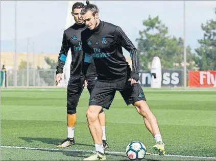  ?? FOTO: REALMADRID.COM ?? Bale y Cristiano, en la sesión de ayer en Valdebebas Máxima presión para el galés en un ataque sin CR7 y sin Benzema