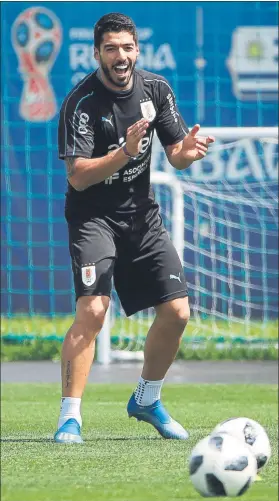  ?? FOTO: EFE ?? Luis Suárez bromea durante el entrenamie­nto de Uruguay