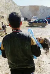  ?? Reuters ?? Giovani vittime
I soccorsi a una bambina vittima dell’attacco con agenti chimici a Khan Sheikhoun