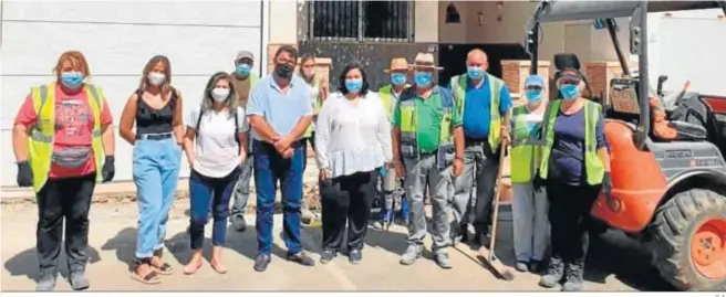  ?? D. A. ?? La diputada del PFEA, Matilde Díaz, junto al alcalde de Fiñana, Rafael Montes, y trabajador­es de este programa de empleo.