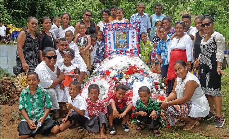  ?? Photo: Wati Talebula ?? The family members of the late Malcolm Makasiale at Lovonilase Cemetery in Suva on February 9, 2019.