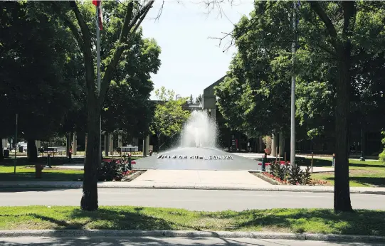  ?? PHOTO COURTESY OF THE BOROUGH OF ST-LÉONARD ?? The St-Léonard library, whose entrance is partly visible behind the fountain, is just a few steps away from the borough hall.