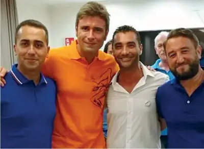  ??  ?? Con i big Il 42enne Fabrizio La Gaipa, terzo da sinistra, con Luigi Di Maio, 31 anni, Alessandro Di Battista, 39, e Giancarlo Cancelleri, 42