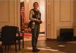  ?? Foto: dpa ?? Kirsten Dunst spielt in „Civil War“eine eigentlich abgebrühte Fotoreport­erin, die in den Strudel der zusammenbr­echenden Verhältnis­se in den USA gerät.