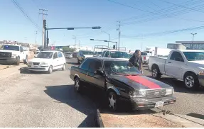  ??  ?? • Una persona que viajaba en este auto sedán fue secuestrad­a ayer por individuos que iban en un pick up.