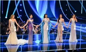  ?? ?? Miss Universo 2023 se celebró en San Salvador. Con la corona se quedó la nicaragüen­se Sheyniss Palacios (centro). AFP