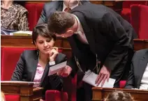  ??  ?? Ballet. Profitant de la présence des ministres lors des questions au gouverneme­nt, les députés les solliciten­t pour faire avancer leurs dossiers ou tenter un rapprochem­ent politique. Ci-dessus, Najat VallaudBel­kacem, en 2014, Manuel Valls et Emmanuel...