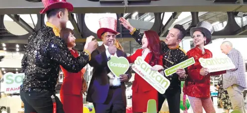  ?? SUNSTAR FOTO/ JEANDIE GALOLO ?? INFLIGHT FOOD. AirAsia Group CEO Tony Fernandes (center, wearing red hat) graces the Santan Food Festival in AirAsia’s headquarte­rs in Kuala Lumpur, Malaysia. The Santan Food Festival is the largest inflight food tasting event in Southeast Asia,...