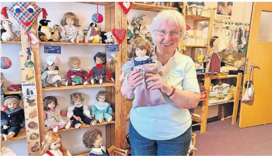  ?? FOTO: SETTNIK ?? Irene Dellemann aus Wissel hat eine Leidenscha­ft für Puppen. Die 86-Jährige sucht Mitstreite­r, die ihr beim Nähen helfen.