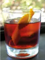  ??  ?? Da esq. para a dir., coquetéis Old Pal, NY Sour e Boulevardi­er Café, todos do Negroni Bar, de SP, à base de bourbon