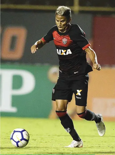  ??  ?? Erick manda uma bomba de fora da área e garante o triunfo do Vitória sobre o Sport