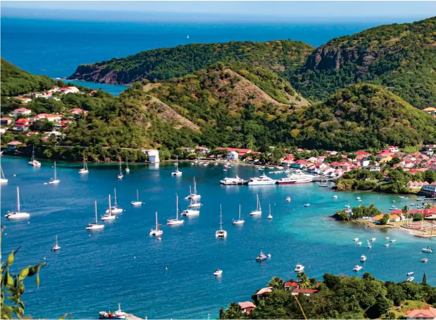  ??  ?? Guadalupe es conocida como la isla mariposa del Caribe: increíbles playas escoltadas por montañas.