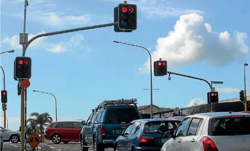  ?? FELICITY REID/ STUFF ?? Traffic stops at a red light in Birkenhead, Auckland.