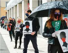  ?? Foto: Profimedia ?? Protesty v karanténě Poláci v době zákazu demonstrac­í protestova­li proti zpřísnění potratovýc­h zákonů třeba ve frontě před obchody.