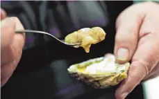  ?? FOTO: DPA ?? Hat man die Auster erst mal erfolgreic­h geknackt, kann man sie zum Beispiel mit einer kleinen Kuchengabe­l aus der Schale heben.