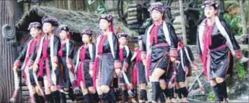  ??  ?? Theatre performers at the Binglaggu tourist site in Sanya thrill guests with choreograp­hed moves