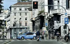  ?? (Ipp e Fotogramma) ?? Controlli e trasporti
La giornata di ieri a Milano, con l’entrata in vigore delle nuove norme: a sinistra una volante della polizia in Corso Venezia; nella foto sotto un vagone della metro quasi vuoto