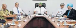  ?? HT ?? ■ CM Capt Amarinder Singh (C) with (from left) DGP Suresh Arora, chief secretary Karan Avtar Singh, chief principal secretary Suresh Kumar and home secretary NS Kalsi at a meeting of the police top brass at the state secretaria­t in Chandigarh on...