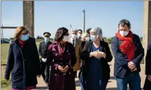  ??  ?? La Ministre entourée de Hermeline Malherbe à sa droite et Agnès Sajaloli à sa gauche au Mémorial de Rivesaltes