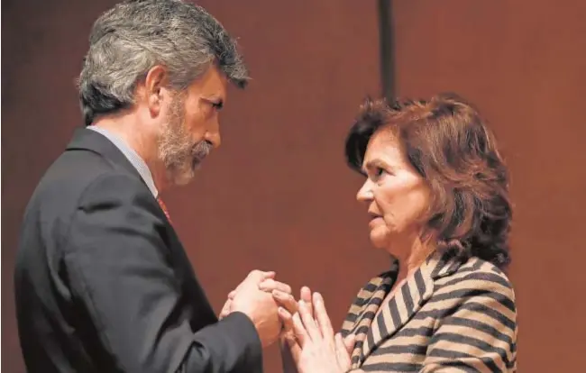  ?? EP ?? Supremas confidenci­as Carmen Calvo y Carlos Lesmes, el pasado jueves, durante un acto celebrado en Madrid