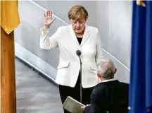  ?? Shan Yuqi/Xinhua ?? Merkel presta juramento ao assumir seu quarto mandato