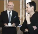  ?? TALLQVIST
FOTO: NIKLAS TALLQVIST ?? Eero Heinäluoma (SDP) firar med kaffe i sällskap av Maarit Feldt-Ranta (SDP).