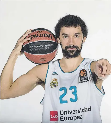  ?? FOTO: GETTY IMAGES ?? Llull con la camiseta actual del Madrid, en una imagen promociona­l de Euroliga realizada a principios de temporada