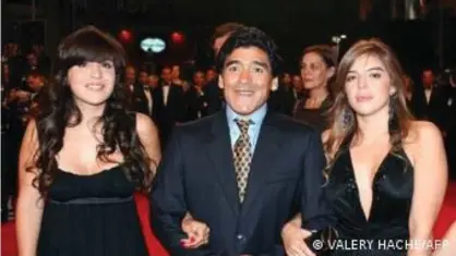  ?? ?? Maradona et ses deux filles Giannina à gauche et Dalma à droite