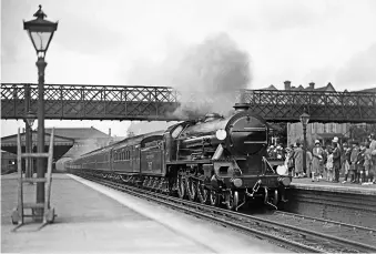  ?? F.R. HEBRON/RAIL ARCHIVE STEPHENSON ?? Left: Does it get any better than that? Truly resplenden­t Glasgow-built ‘Scotch Arthur’
No. E767 Sir Valence passes through Bromley South with the 11am ‘Continenta­l Boat Express’ to Dover, formed of SECR ‘Matchboard’ and Pullman vehicles. As well as the absorbing train and station detail, modellers should note the fashions (circa 1927) being worn by the waiting passengers.