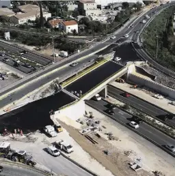  ?? ?? Ancien et nouvel ouvrage côte à côte avant l’ouverture du nouveau pont à la circulatio­n en octobre 2022.