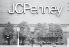  ?? LM OTERO AP ?? Simon Property Group and Brookfield Asset Management have bought J.C. Penney retail operations. It’s the first step in a process that splits J.C. Penney into two parts.