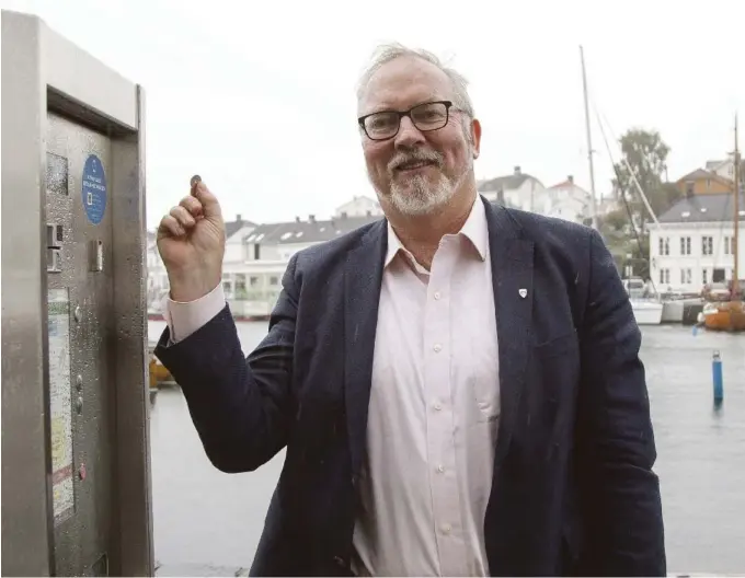  ?? ARKIVFOTO: THORVALD KNUDSEN ?? KOSTER EI KRONE: Betaler du ikke – får du bot. Ordfører i Risør, Per Kristian Lunden, legger her på ei krone.