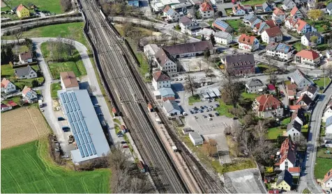  ?? Archivfoto­s: Marcus Merk ?? Der Bahnhof liegt nicht so zentral in Dinkelsche­rben wie das Pfarrzentr­um, in dem die Gemeindebü­cherei derzeit untergebra­cht ist.