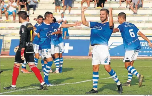  ?? ROMÁN RÍOS ?? Francis Ferrón celebra uno de los 13 goles que ha marcado con el San Fernando en la Liga; el exalbiazul lidera los goleadores del grupo IV.