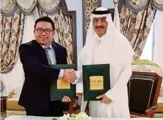  ??  ?? JOEHARY (kiri) dan Presiden Kumpulan IsDB, Tuan Yang Terutama Dr Bandar M H Hajjar selepas menandatan­gani MoU di Jeddah.