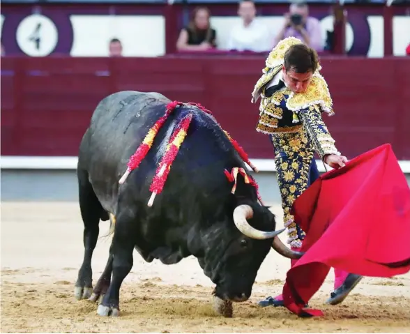  ?? ?? El Juli, en un extraordin­ario natural al quinto toro, ayer en Las Ventas