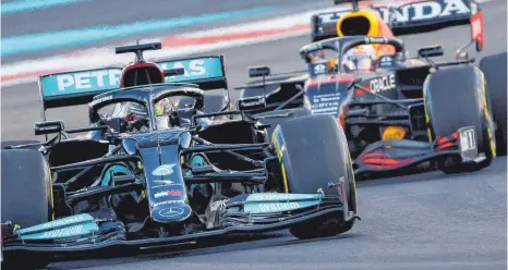  ?? FOTO: GIUSEPPE CACACE/AFP ?? Vorteil Hamilton: Im zweiten Freien Training war der Weltmeiste­r deutlich schneller als Konkurrent Max Verstappen.