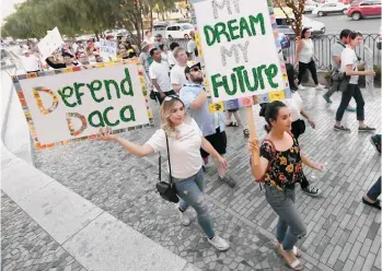  ?? /GETTY IMAGES ?? Miles de jóvenes inmigrante­s están en peligro de ser deportados de cancelarse el programa migratorio DACA.